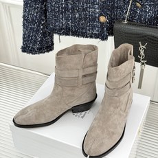 MaisonMargiela|MM6马吉拉 复古皮带扣分趾粗跟短靴 复古皮带扣氛围感拉满 标志性分趾辨识度超高 粗跟稳 MaisonMargiela|MM6马吉拉 复古皮带扣分趾粗跟短靴 复古皮带扣氛围感拉满 标志性分趾辨识度超高 粗跟稳
