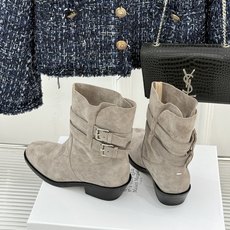 MaisonMargiela|MM6马吉拉 复古皮带扣分趾粗跟短靴 复古皮带扣氛围感拉满 标志性分趾辨识度超高 粗跟稳 MaisonMargiela|MM6马吉拉 复古皮带扣分趾粗跟短靴 复古皮带扣氛围感拉满 标志性分趾辨识度超高 粗跟稳