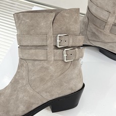 MaisonMargiela|MM6马吉拉 复古皮带扣分趾粗跟短靴 复古皮带扣氛围感拉满 标志性分趾辨识度超高 粗跟稳 MaisonMargiela|MM6马吉拉 复古皮带扣分趾粗跟短靴 复古皮带扣氛围感拉满 标志性分趾辨识度超高 粗跟稳