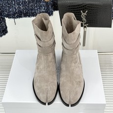 MaisonMargiela|MM6马吉拉 复古皮带扣分趾粗跟短靴 复古皮带扣氛围感拉满 标志性分趾辨识度超高 粗跟稳 MaisonMargiela|MM6马吉拉 复古皮带扣分趾粗跟短靴 复古皮带扣氛围感拉满 标志性分趾辨识度超高 粗跟稳
