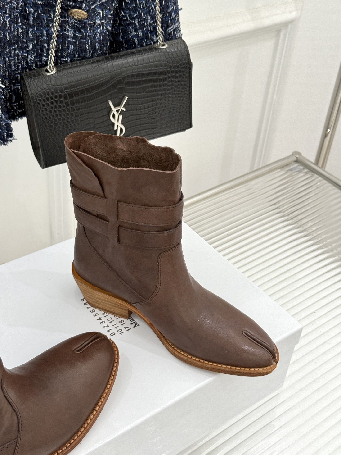MaisonMargiela｜MM6马吉拉 复古皮带扣分趾粗跟短靴  复古皮带扣氛围感拉满 标志性分趾辨识度超高 粗跟稳