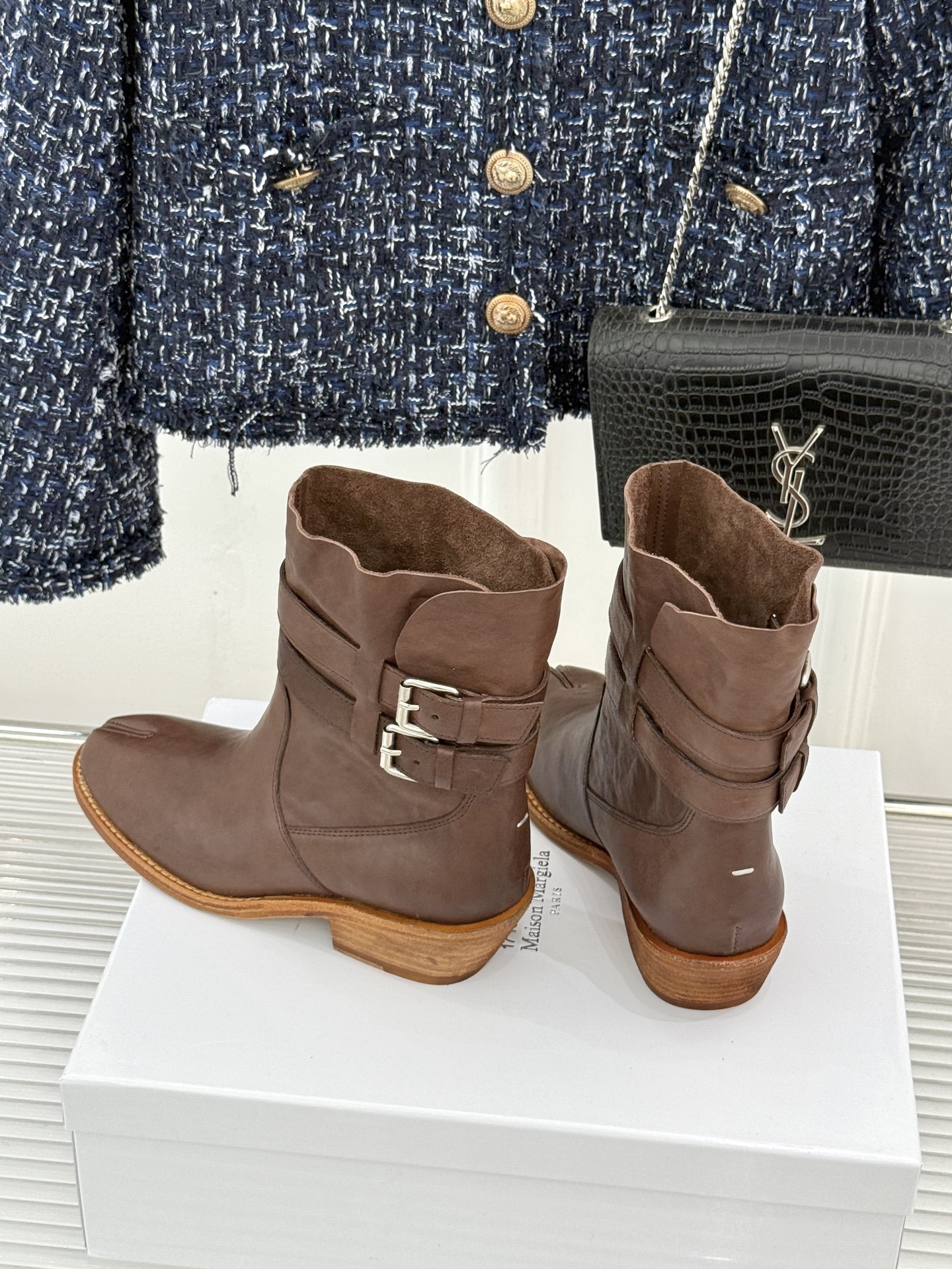 MaisonMargiela｜MM6马吉拉 复古皮带扣分趾粗跟短靴  复古皮带扣氛围感拉满 标志性分趾辨识度超高 粗跟稳