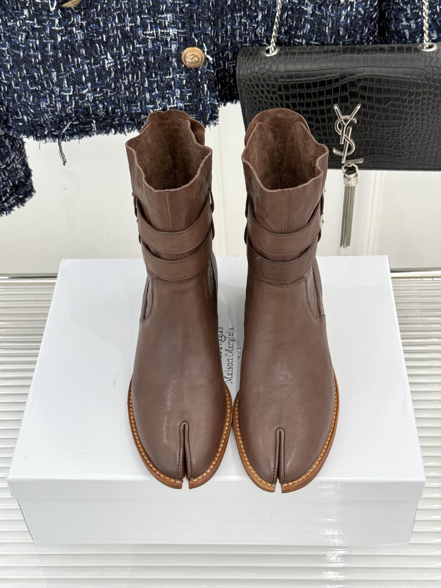 MaisonMargiela｜MM6马吉拉 复古皮带扣分趾粗跟短靴  复古皮带扣氛围感拉满 标志性分趾辨识度超高 粗跟稳