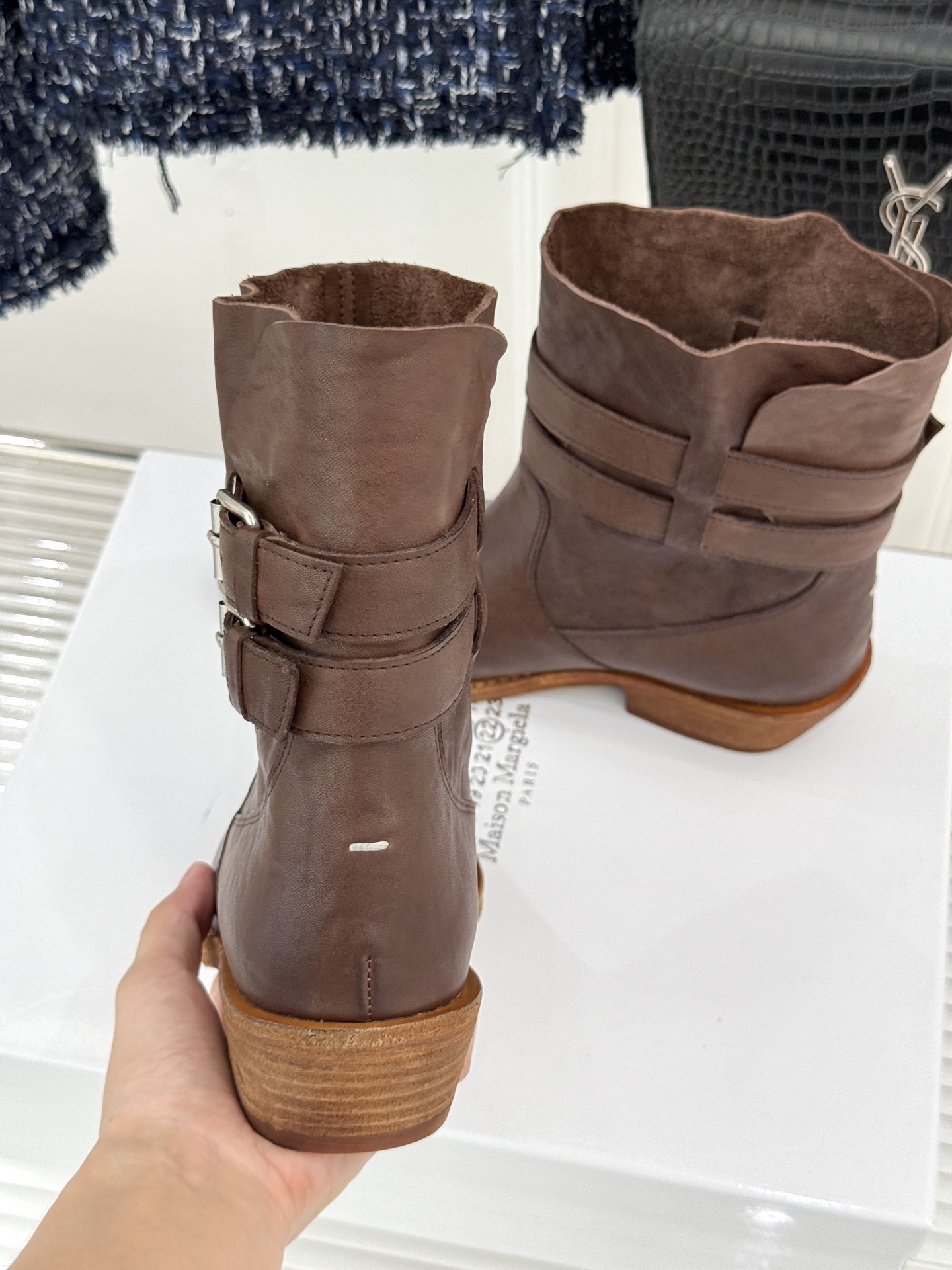 MaisonMargiela｜MM6马吉拉 复古皮带扣分趾粗跟短靴  复古皮带扣氛围感拉满 标志性分趾辨识度超高 粗跟稳