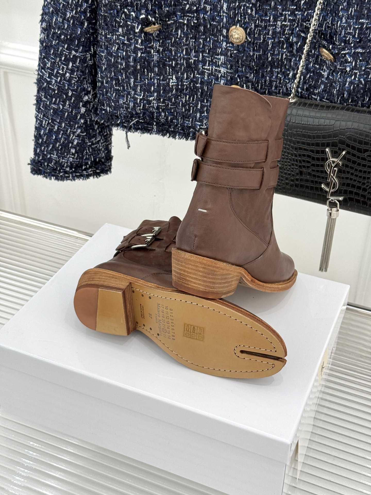 MaisonMargiela｜MM6马吉拉 复古皮带扣分趾粗跟短靴  复古皮带扣氛围感拉满 标志性分趾辨识度超高 粗跟稳