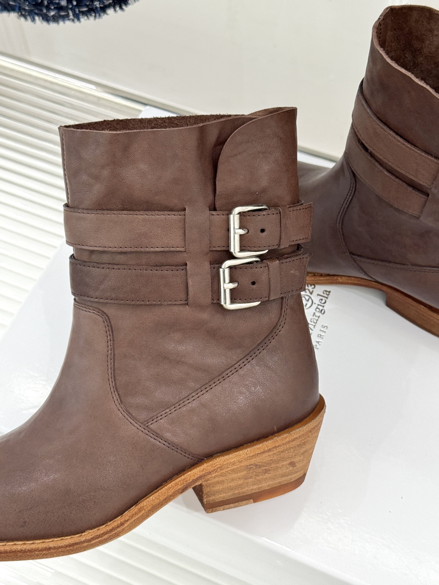 MaisonMargiela｜MM6马吉拉 复古皮带扣分趾粗跟短靴  复古皮带扣氛围感拉满 标志性分趾辨识度超高 粗跟稳