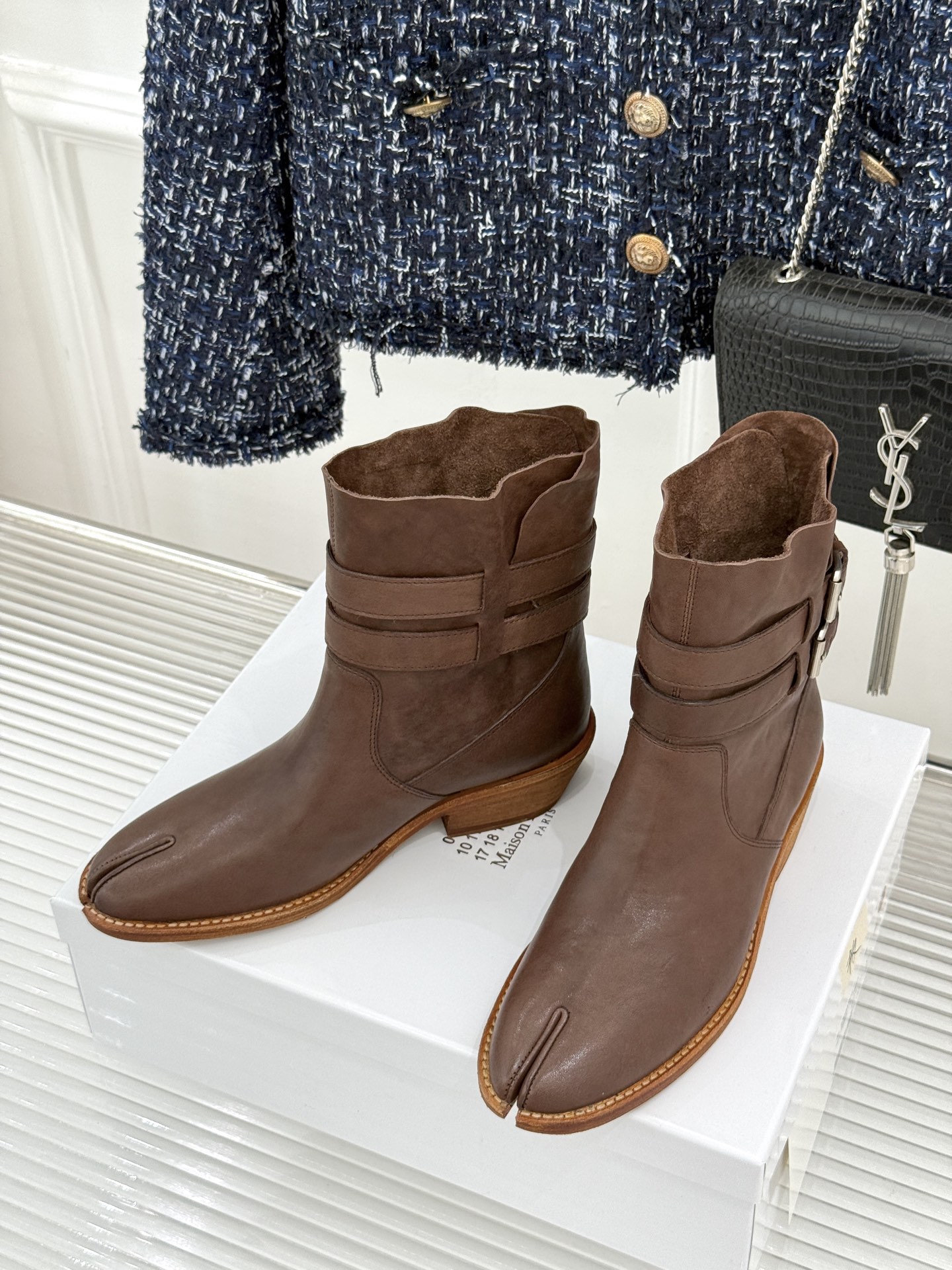 MaisonMargiela｜MM6马吉拉 复古皮带扣分趾粗跟短靴  复古皮带扣氛围感拉满 标志性分趾辨识度超高 粗跟稳