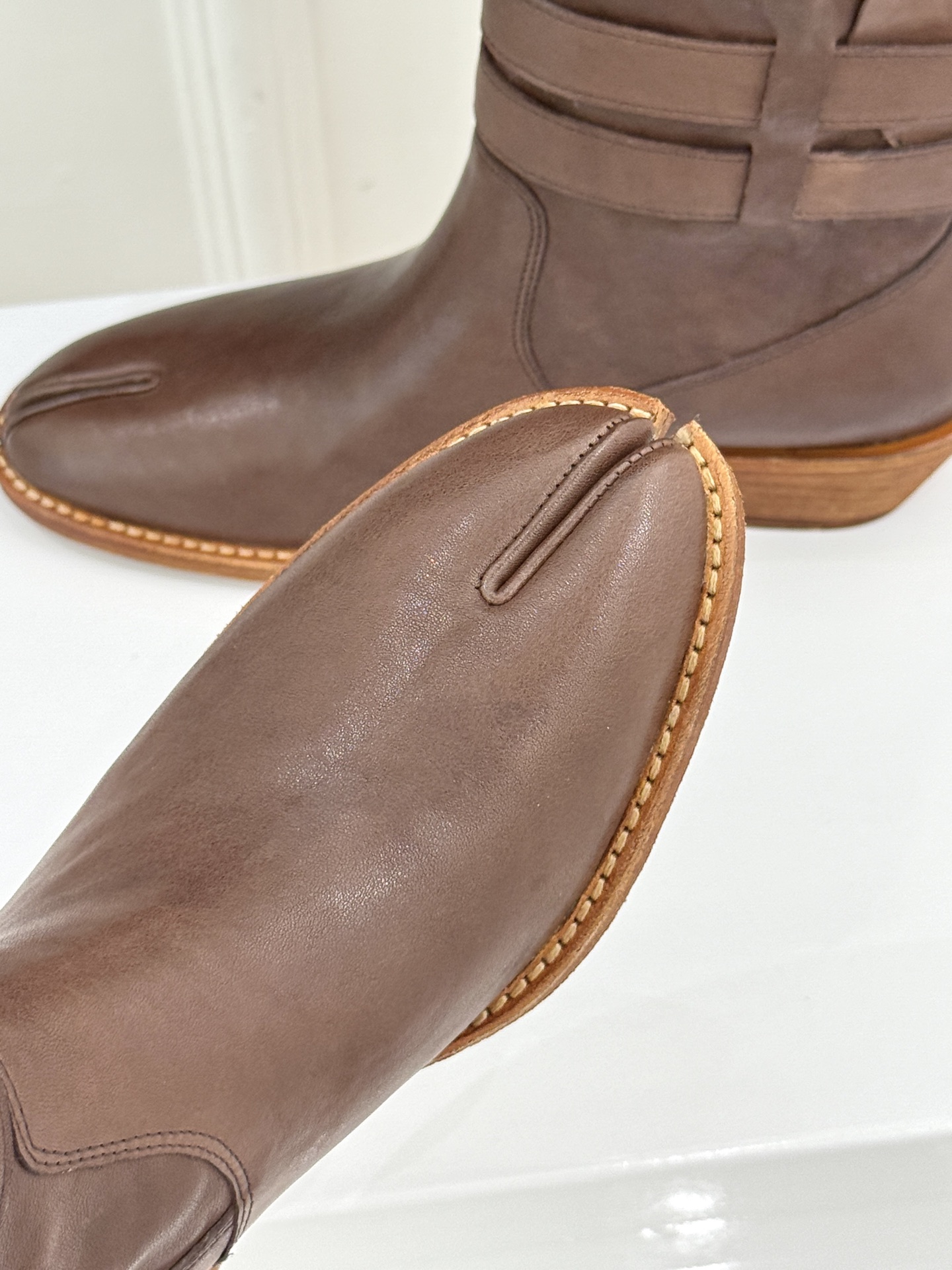 MaisonMargiela｜MM6马吉拉 复古皮带扣分趾粗跟短靴  复古皮带扣氛围感拉满 标志性分趾辨识度超高 粗跟稳