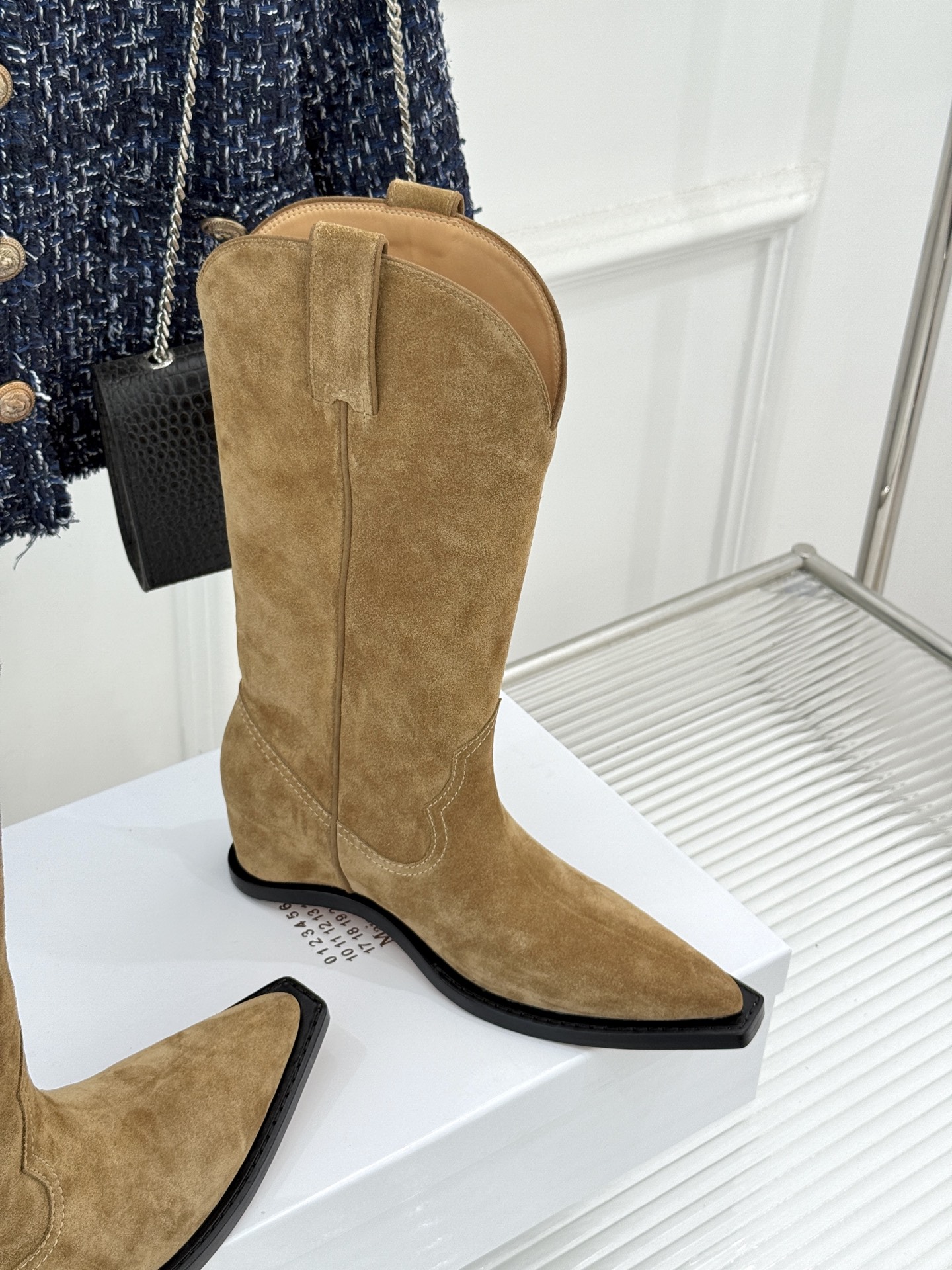 MaisonMargiela｜MM6马吉拉 复古内增高西部牛仔靴中筒靴 复古坡跟松弛感拉满 中筒剪裁利落超显腿直 内增高