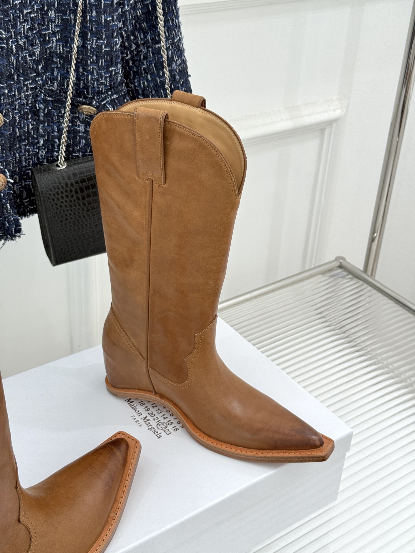 MaisonMargiela|MM6马吉拉 复古内增高西部牛仔靴中筒靴 复古坡跟松弛感拉满 中筒剪裁利落超显腿直 内增高 MaisonMargiela|MM6马吉拉 复古内增高西部牛仔靴中筒靴 复古坡跟松弛感拉满 中筒剪裁利落超显腿直 内增高