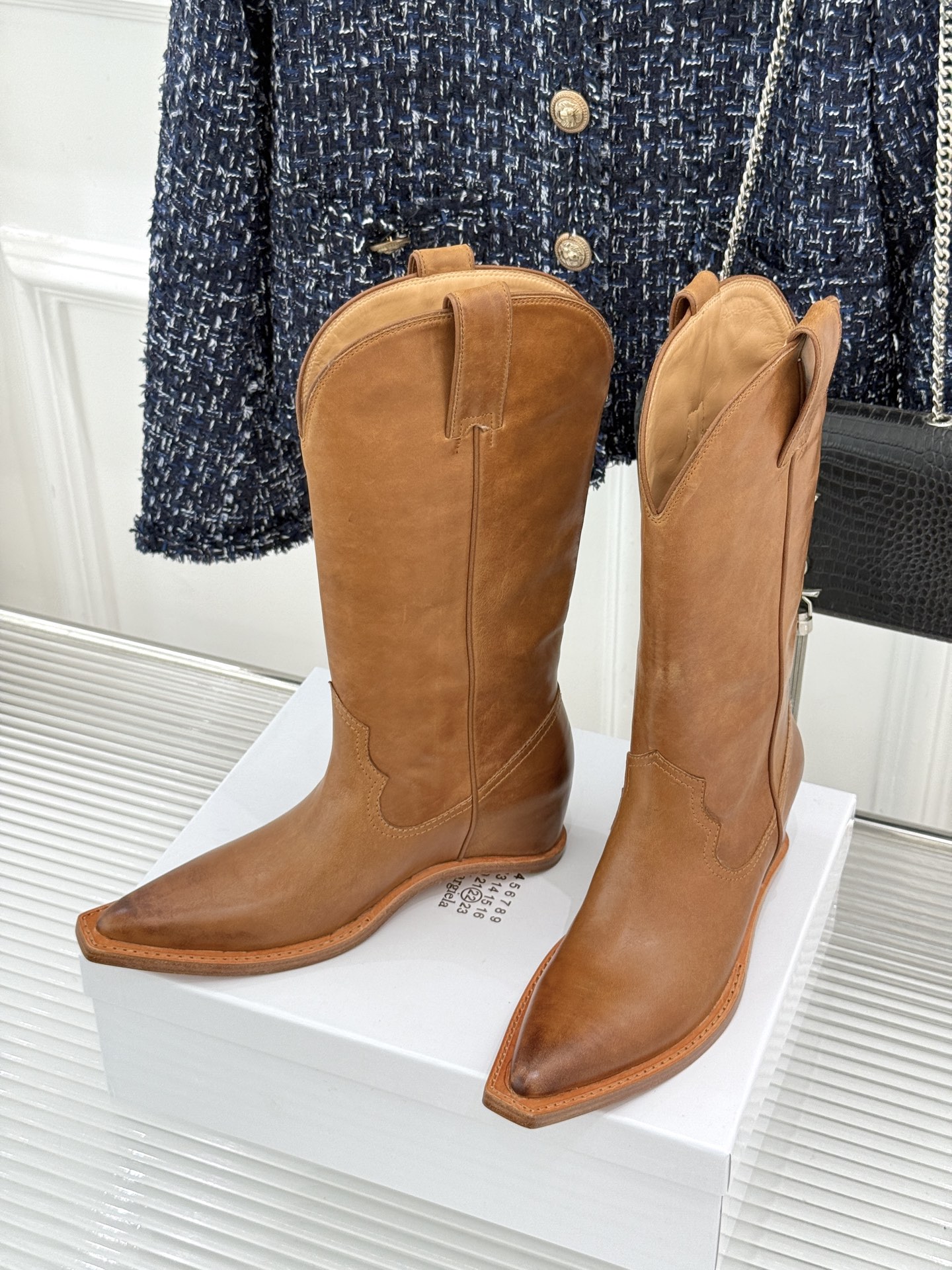 MaisonMargiela|MM6马吉拉 复古内增高西部牛仔靴中筒靴 复古坡跟松弛感拉满 中筒剪裁利落超显腿直 内增高 MaisonMargiela|MM6马吉拉 复古内增高西部牛仔靴中筒靴 复古坡跟松弛感拉满 中筒剪裁利落超显腿直 内增高