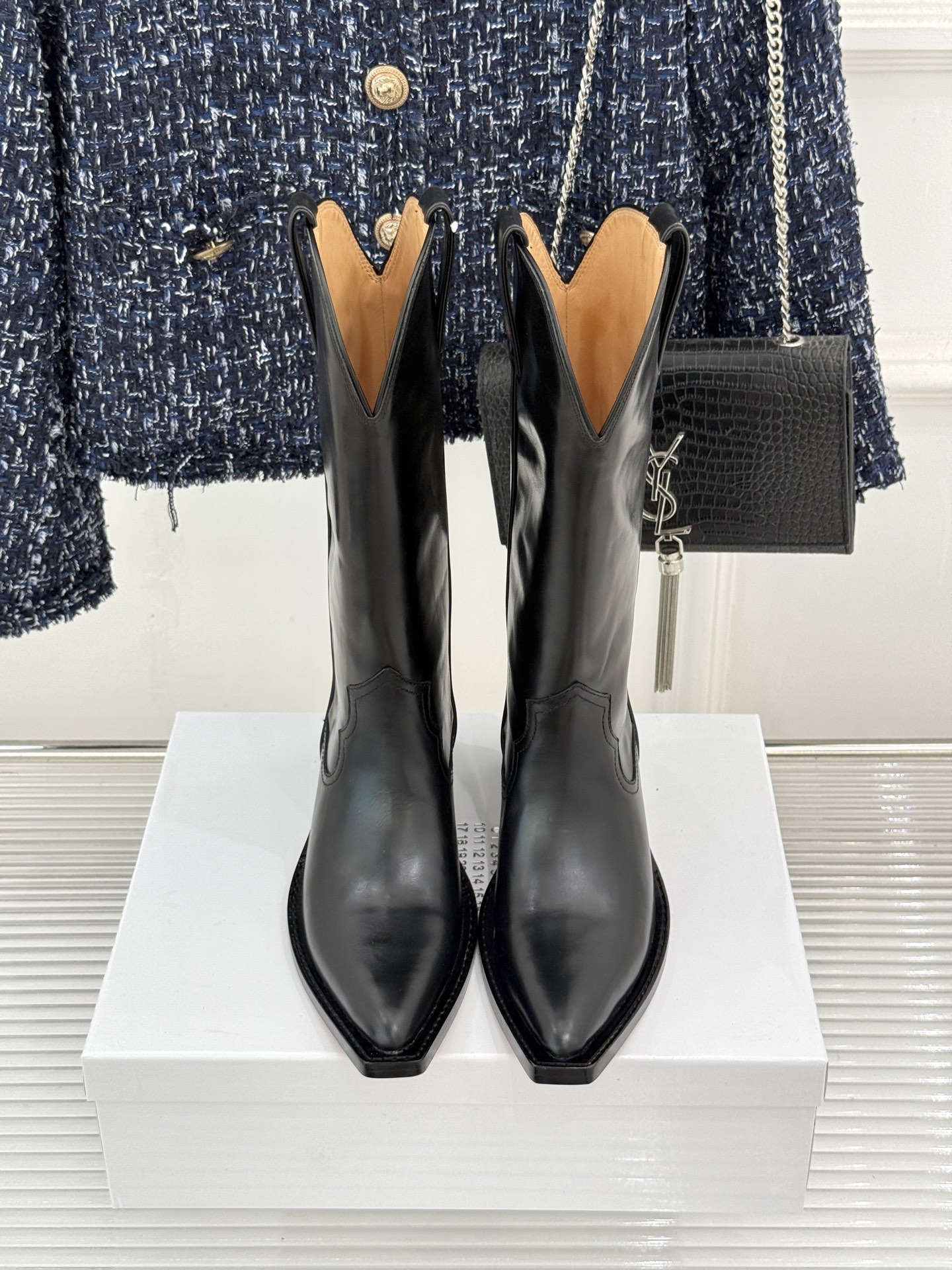 MaisonMargiela｜MM6马吉拉 复古内增高西部牛仔靴中筒靴 复古坡跟松弛感拉满 中筒剪裁利落超显腿直 内增高