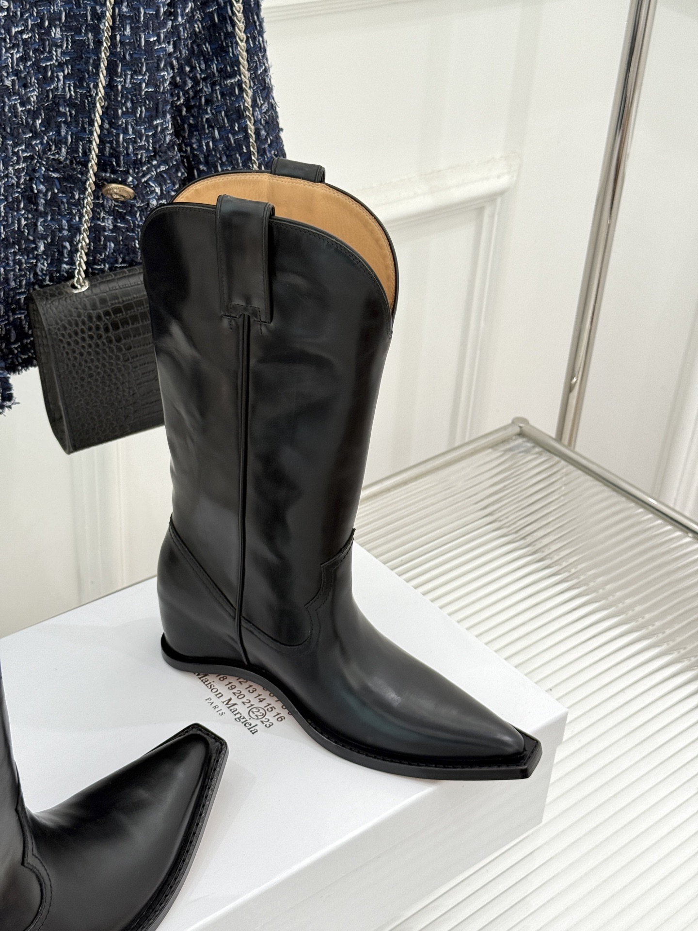 MaisonMargiela｜MM6马吉拉 复古内增高西部牛仔靴中筒靴 复古坡跟松弛感拉满 中筒剪裁利落超显腿直 内增高