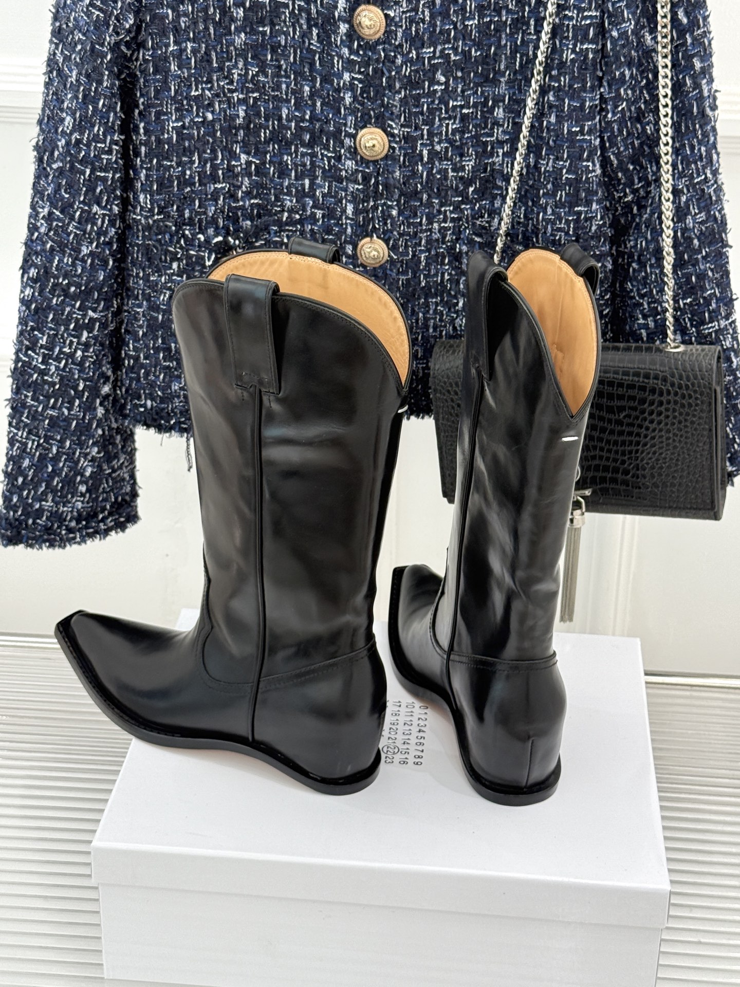 MaisonMargiela｜MM6马吉拉 复古内增高西部牛仔靴中筒靴 复古坡跟松弛感拉满 中筒剪裁利落超显腿直 内增高