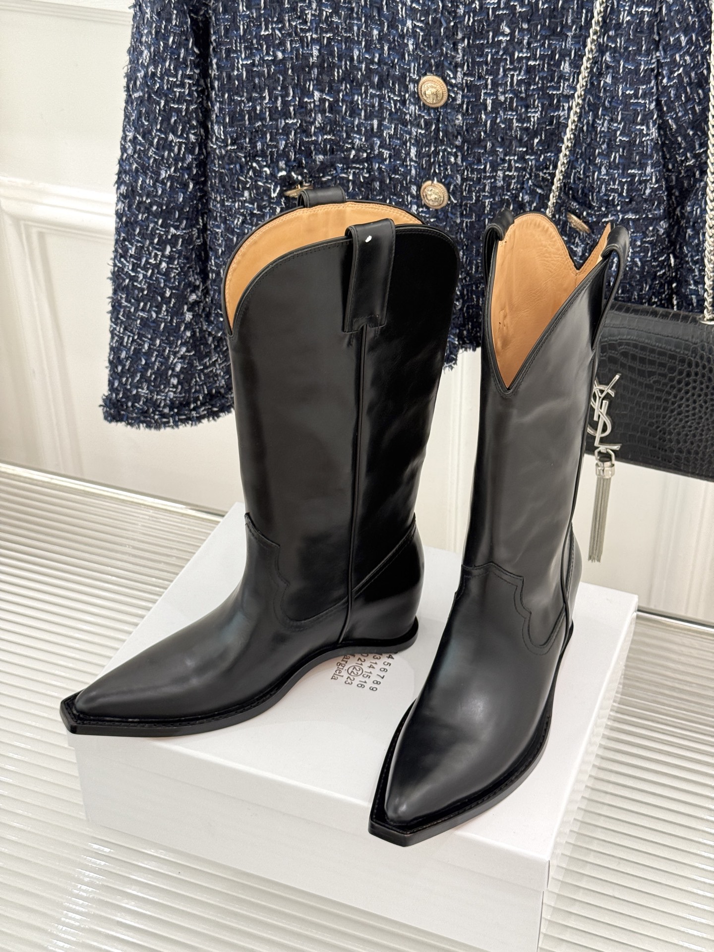 MaisonMargiela｜MM6马吉拉 复古内增高西部牛仔靴中筒靴 复古坡跟松弛感拉满 中筒剪裁利落超显腿直 内增高