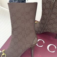 Gucci/古驰26WF新品马衔扣 老花尖头金属跟高跟短靴 双G老花铺陈复古肌理 金属马衔扣经典回归 尖头剪裁衬脚型纤细 Gucci/古驰26WF新品马衔扣 老花尖头金属跟高跟短靴 双G老花铺陈复古肌理 金属马衔扣经典回归 尖头剪裁衬脚型纤细