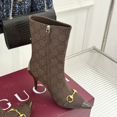 Gucci/古驰26WF新品马衔扣 老花尖头金属跟高跟短靴 双G老花铺陈复古肌理 金属马衔扣经典回归 尖头剪裁衬脚型纤细 Gucci/古驰26WF新品马衔扣 老花尖头金属跟高跟短靴 双G老花铺陈复古肌理 金属马衔扣经典回归 尖头剪裁衬脚型纤细
