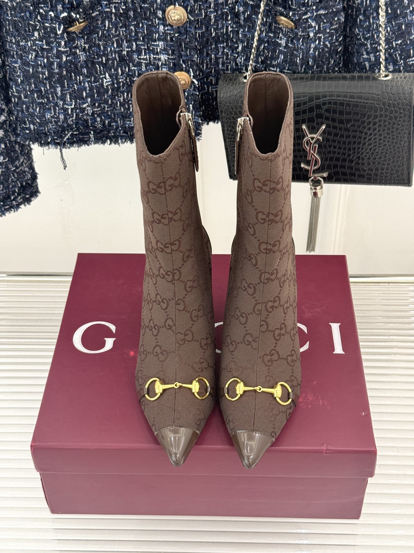 Gucci/古驰26WF新品马衔扣 老花尖头金属跟高跟短靴 双G老花铺陈复古肌理 金属马衔扣经典回归 尖头剪裁衬脚型纤细 Gucci/古驰26WF新品马衔扣 老花尖头金属跟高跟短靴 双G老花铺陈复古肌理 金属马衔扣经典回归 尖头剪裁衬脚型纤细