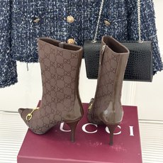 Gucci/古驰26WF新品马衔扣 老花尖头金属跟高跟短靴 双G老花铺陈复古肌理 金属马衔扣经典回归 尖头剪裁衬脚型纤细 Gucci/古驰26WF新品马衔扣 老花尖头金属跟高跟短靴 双G老花铺陈复古肌理 金属马衔扣经典回归 尖头剪裁衬脚型纤细