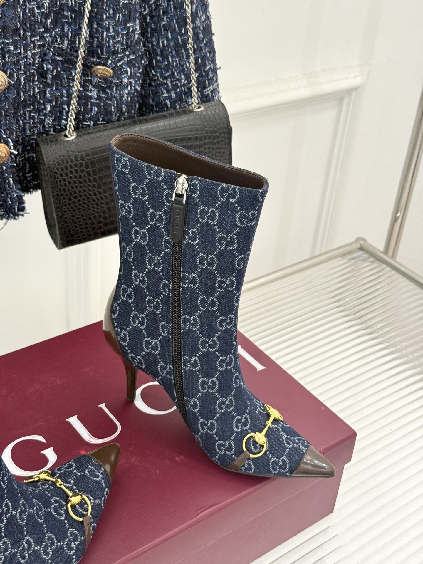 Gucci/古驰26WF新品马衔扣 老花尖头金属跟高跟短靴 双G老花铺陈复古肌理 金属马衔扣经典回归 尖头剪裁衬脚型纤细 Gucci/古驰26WF新品马衔扣 老花尖头金属跟高跟短靴 双G老花铺陈复古肌理 金属马衔扣经典回归 尖头剪裁衬脚型纤细