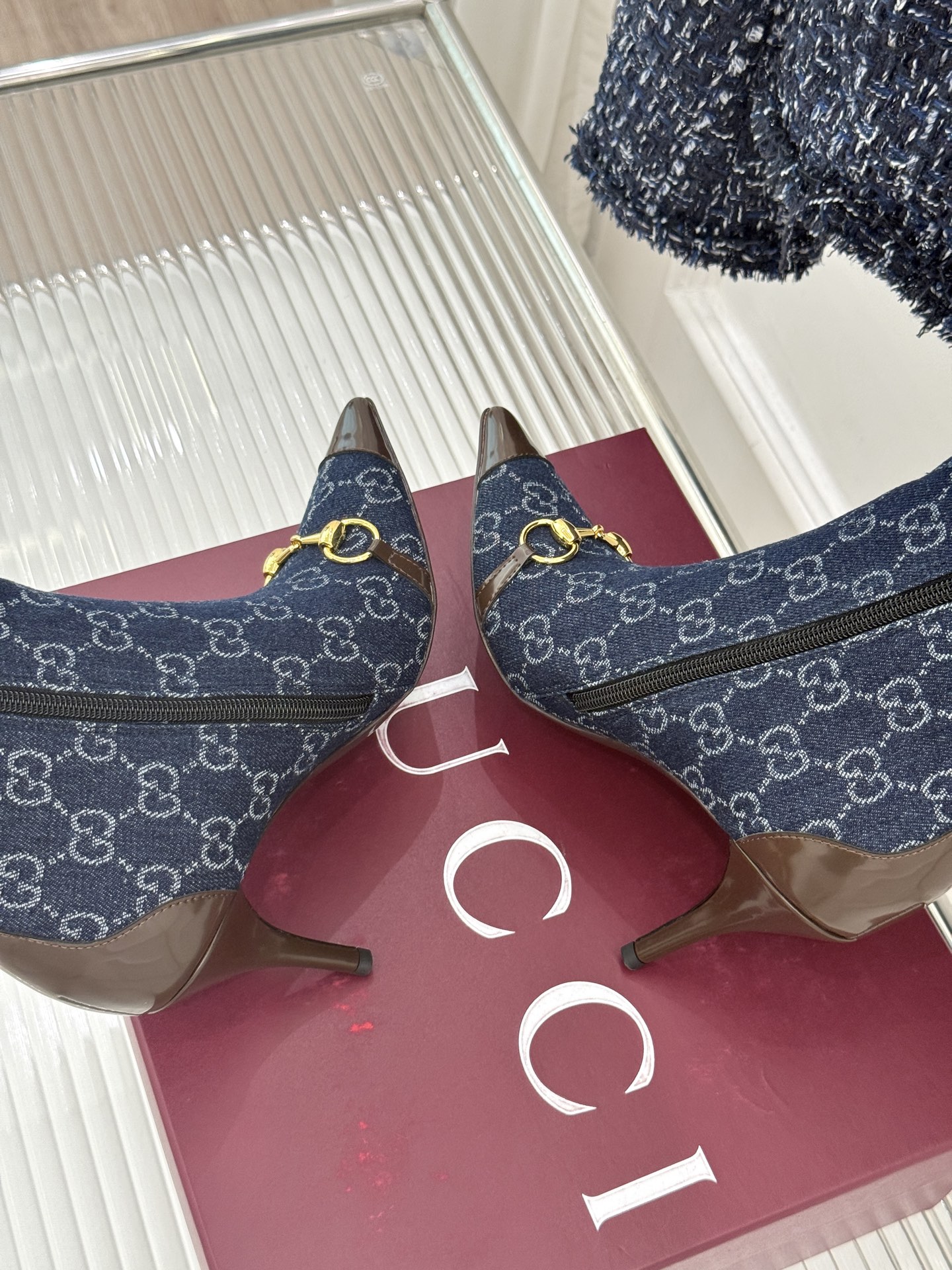 Gucci/古驰26WF新品马衔扣 老花尖头金属跟高跟短靴 双G老花铺陈复古肌理 金属马衔扣经典回归 尖头剪裁衬脚型纤细 Gucci/古驰26WF新品马衔扣 老花尖头金属跟高跟短靴 双G老花铺陈复古肌理 金属马衔扣经典回归 尖头剪裁衬脚型纤细