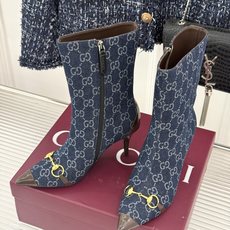 Gucci/古驰26WF新品马衔扣 老花尖头金属跟高跟短靴 双G老花铺陈复古肌理 金属马衔扣经典回归 尖头剪裁衬脚型纤细 Gucci/古驰26WF新品马衔扣 老花尖头金属跟高跟短靴 双G老花铺陈复古肌理 金属马衔扣经典回归 尖头剪裁衬脚型纤细