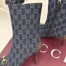 Gucci/古驰26WF新品马衔扣 老花尖头金属跟高跟短靴 双G老花铺陈复古肌理 金属马衔扣经典回归 尖头剪裁衬脚型纤细 Gucci/古驰26WF新品马衔扣 老花尖头金属跟高跟短靴 双G老花铺陈复古肌理 金属马衔扣经典回归 尖头剪裁衬脚型纤细