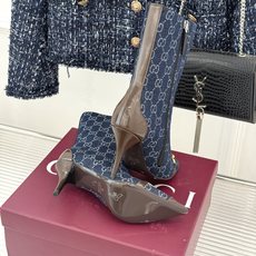 Gucci/古驰26WF新品马衔扣 老花尖头金属跟高跟短靴 双G老花铺陈复古肌理 金属马衔扣经典回归 尖头剪裁衬脚型纤细 Gucci/古驰26WF新品马衔扣 老花尖头金属跟高跟短靴 双G老花铺陈复古肌理 金属马衔扣经典回归 尖头剪裁衬脚型纤细