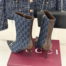 Gucci/古驰26WF新品马衔扣 老花尖头金属跟高跟短靴 双G老花铺陈复古肌理 金属马衔扣经典回归 尖头剪裁衬脚型纤细 Gucci/古驰26WF新品马衔扣 老花尖头金属跟高跟短靴 双G老花铺陈复古肌理 金属马衔扣经典回归 尖头剪裁衬脚型纤细