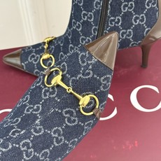Gucci/古驰26WF新品马衔扣 老花尖头金属跟高跟短靴 双G老花铺陈复古肌理 金属马衔扣经典回归 尖头剪裁衬脚型纤细 Gucci/古驰26WF新品马衔扣 老花尖头金属跟高跟短靴 双G老花铺陈复古肌理 金属马衔扣经典回归 尖头剪裁衬脚型纤细
