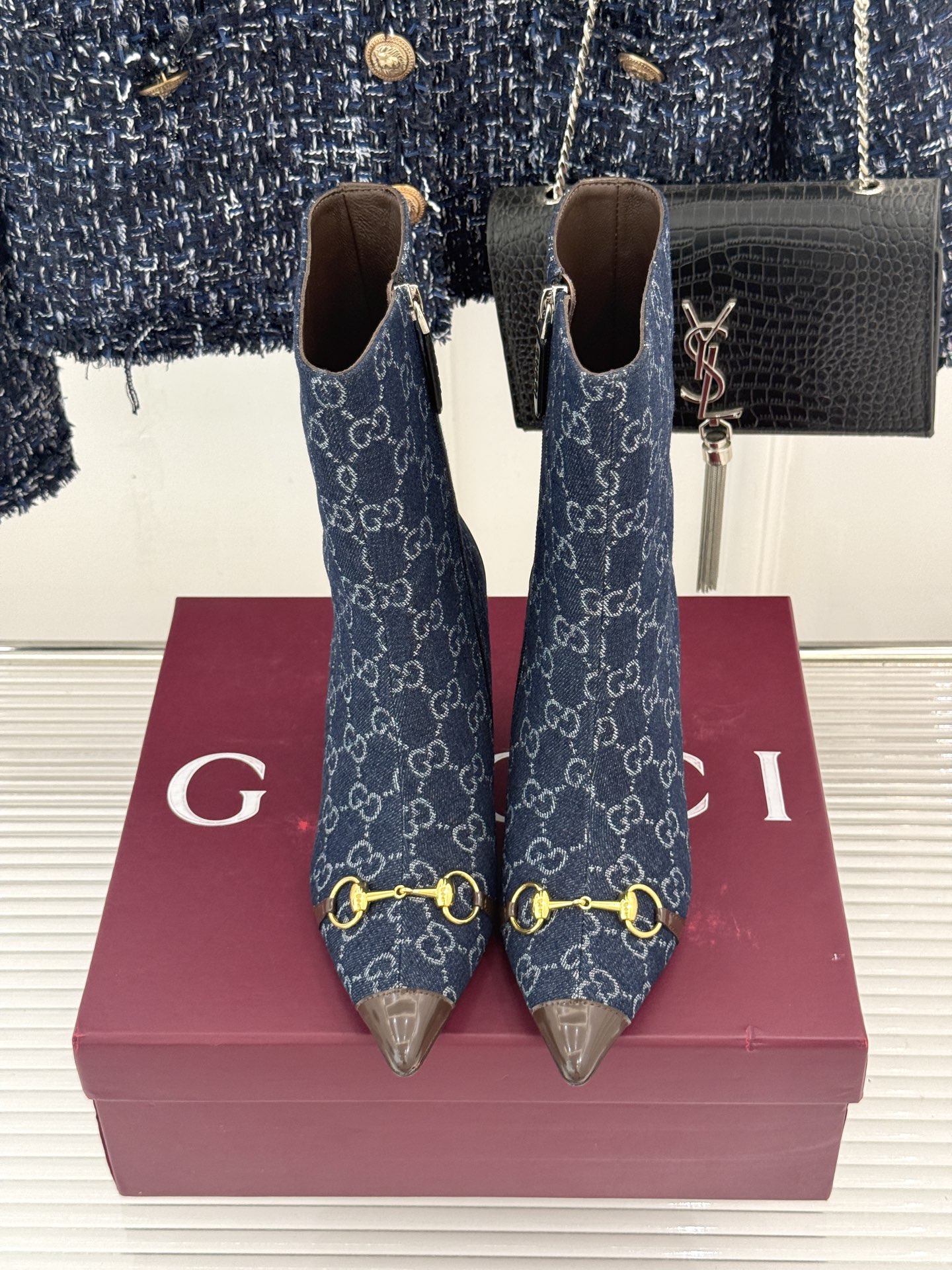 Gucci/古驰26WF新品马衔扣 老花尖头金属跟高跟短靴 双G老花铺陈复古肌理 金属马衔扣经典回归 尖头剪裁衬脚型纤细 Gucci/古驰26WF新品马衔扣 老花尖头金属跟高跟短靴 双G老花铺陈复古肌理 金属马衔扣经典回归 尖头剪裁衬脚型纤细