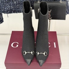 Gucci/古驰26WF新品马衔扣 老花尖头金属跟高跟短靴 双G老花铺陈复古肌理 金属马衔扣经典回归 尖头剪裁衬脚型纤细 Gucci/古驰26WF新品马衔扣 老花尖头金属跟高跟短靴 双G老花铺陈复古肌理 金属马衔扣经典回归 尖头剪裁衬脚型纤细