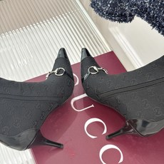 Gucci/古驰26WF新品马衔扣 老花尖头金属跟高跟短靴 双G老花铺陈复古肌理 金属马衔扣经典回归 尖头剪裁衬脚型纤细 Gucci/古驰26WF新品马衔扣 老花尖头金属跟高跟短靴 双G老花铺陈复古肌理 金属马衔扣经典回归 尖头剪裁衬脚型纤细