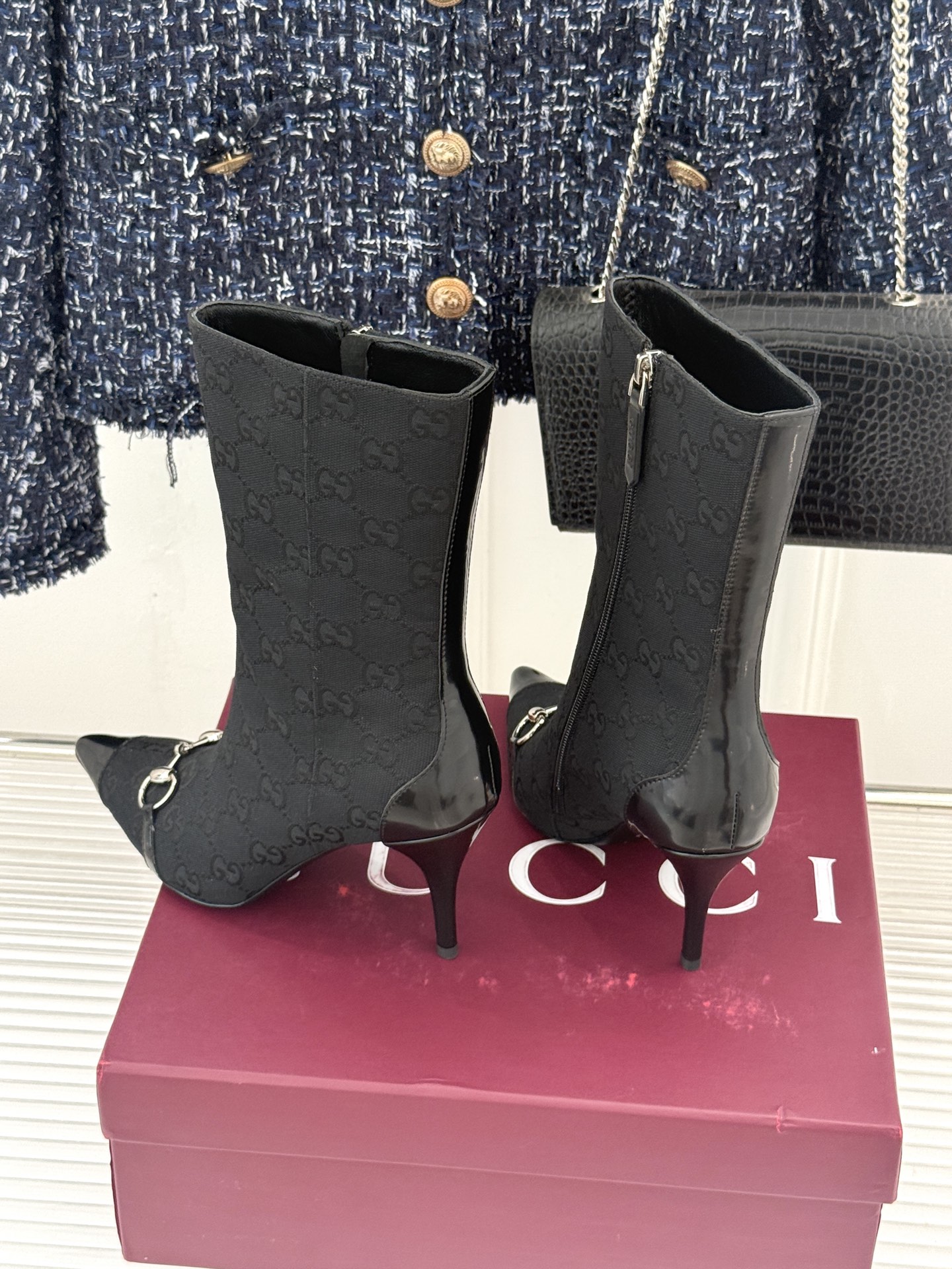 Gucci/古驰26WF新品马衔扣 老花尖头金属跟高跟短靴 双G老花铺陈复古肌理 金属马衔扣经典回归 尖头剪裁衬脚型纤细 Gucci/古驰26WF新品马衔扣 老花尖头金属跟高跟短靴 双G老花铺陈复古肌理 金属马衔扣经典回归 尖头剪裁衬脚型纤细
