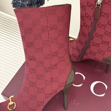 Gucci/古驰26WF新品马衔扣 老花尖头金属跟高跟短靴 双G老花铺陈复古肌理 金属马衔扣经典回归 尖头剪裁衬脚型纤细 Gucci/古驰26WF新品马衔扣 老花尖头金属跟高跟短靴 双G老花铺陈复古肌理 金属马衔扣经典回归 尖头剪裁衬脚型纤细