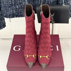 Gucci/古驰26WF新品马衔扣 老花尖头金属跟高跟短靴 双G老花铺陈复古肌理 金属马衔扣经典回归 尖头剪裁衬脚型纤细 Gucci/古驰26WF新品马衔扣 老花尖头金属跟高跟短靴 双G老花铺陈复古肌理 金属马衔扣经典回归 尖头剪裁衬脚型纤细