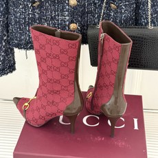 Gucci/古驰26WF新品马衔扣 老花尖头金属跟高跟短靴 双G老花铺陈复古肌理 金属马衔扣经典回归 尖头剪裁衬脚型纤细 Gucci/古驰26WF新品马衔扣 老花尖头金属跟高跟短靴 双G老花铺陈复古肌理 金属马衔扣经典回归 尖头剪裁衬脚型纤细