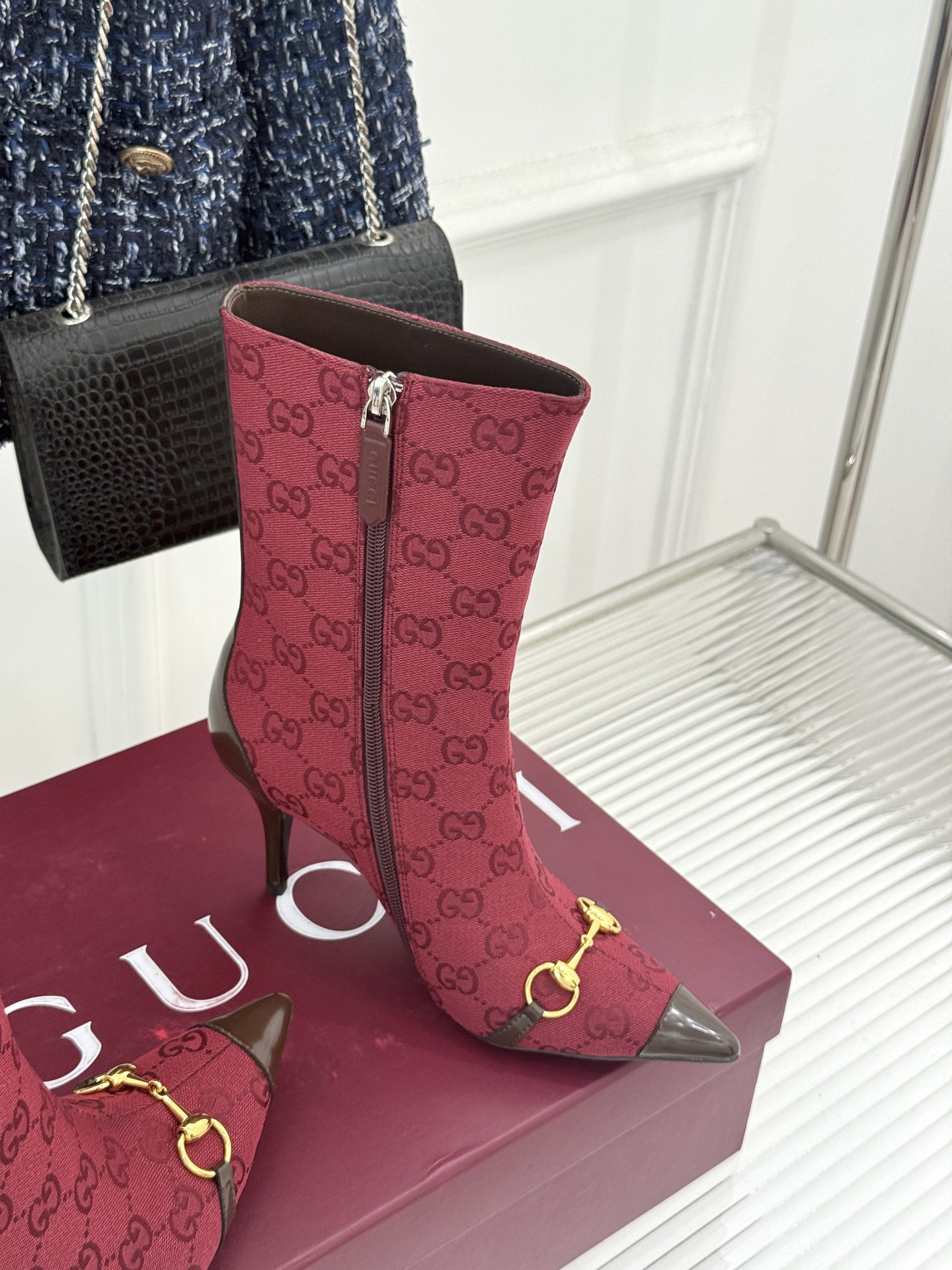 Gucci/古驰26WF新品马衔扣 老花尖头金属跟高跟短靴 双G老花铺陈复古肌理 金属马衔扣经典回归 尖头剪裁衬脚型纤细 Gucci/古驰26WF新品马衔扣 老花尖头金属跟高跟短靴 双G老花铺陈复古肌理 金属马衔扣经典回归 尖头剪裁衬脚型纤细