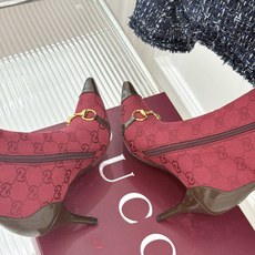 Gucci/古驰26WF新品马衔扣 老花尖头金属跟高跟短靴 双G老花铺陈复古肌理 金属马衔扣经典回归 尖头剪裁衬脚型纤细 Gucci/古驰26WF新品马衔扣 老花尖头金属跟高跟短靴 双G老花铺陈复古肌理 金属马衔扣经典回归 尖头剪裁衬脚型纤细