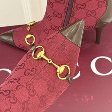 Gucci/古驰26WF新品马衔扣 老花尖头金属跟高跟短靴 双G老花铺陈复古肌理 金属马衔扣经典回归 尖头剪裁衬脚型纤细 Gucci/古驰26WF新品马衔扣 老花尖头金属跟高跟短靴 双G老花铺陈复古肌理 金属马衔扣经典回归 尖头剪裁衬脚型纤细