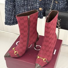 Gucci/古驰26WF新品马衔扣 老花尖头金属跟高跟短靴 双G老花铺陈复古肌理 金属马衔扣经典回归 尖头剪裁衬脚型纤细 Gucci/古驰26WF新品马衔扣 老花尖头金属跟高跟短靴 双G老花铺陈复古肌理 金属马衔扣经典回归 尖头剪裁衬脚型纤细