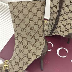 Gucci/古驰26WF新品马衔扣 老花尖头金属跟高跟短靴 双G老花铺陈复古肌理 金属马衔扣经典回归 尖头剪裁衬脚型纤细 Gucci/古驰26WF新品马衔扣 老花尖头金属跟高跟短靴 双G老花铺陈复古肌理 金属马衔扣经典回归 尖头剪裁衬脚型纤细