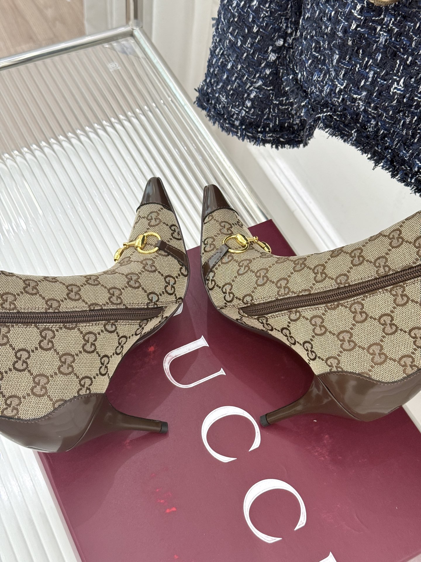 Gucci/古驰26WF新品马衔扣 老花尖头金属跟高跟短靴 双G老花铺陈复古肌理 金属马衔扣经典回归 尖头剪裁衬脚型纤细 Gucci/古驰26WF新品马衔扣 老花尖头金属跟高跟短靴 双G老花铺陈复古肌理 金属马衔扣经典回归 尖头剪裁衬脚型纤细