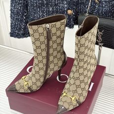 Gucci/古驰26WF新品马衔扣 老花尖头金属跟高跟短靴 双G老花铺陈复古肌理 金属马衔扣经典回归 尖头剪裁衬脚型纤细 Gucci/古驰26WF新品马衔扣 老花尖头金属跟高跟短靴 双G老花铺陈复古肌理 金属马衔扣经典回归 尖头剪裁衬脚型纤细