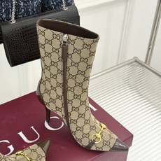 Gucci/古驰26WF新品马衔扣 老花尖头金属跟高跟短靴 双G老花铺陈复古肌理 金属马衔扣经典回归 尖头剪裁衬脚型纤细 Gucci/古驰26WF新品马衔扣 老花尖头金属跟高跟短靴 双G老花铺陈复古肌理 金属马衔扣经典回归 尖头剪裁衬脚型纤细