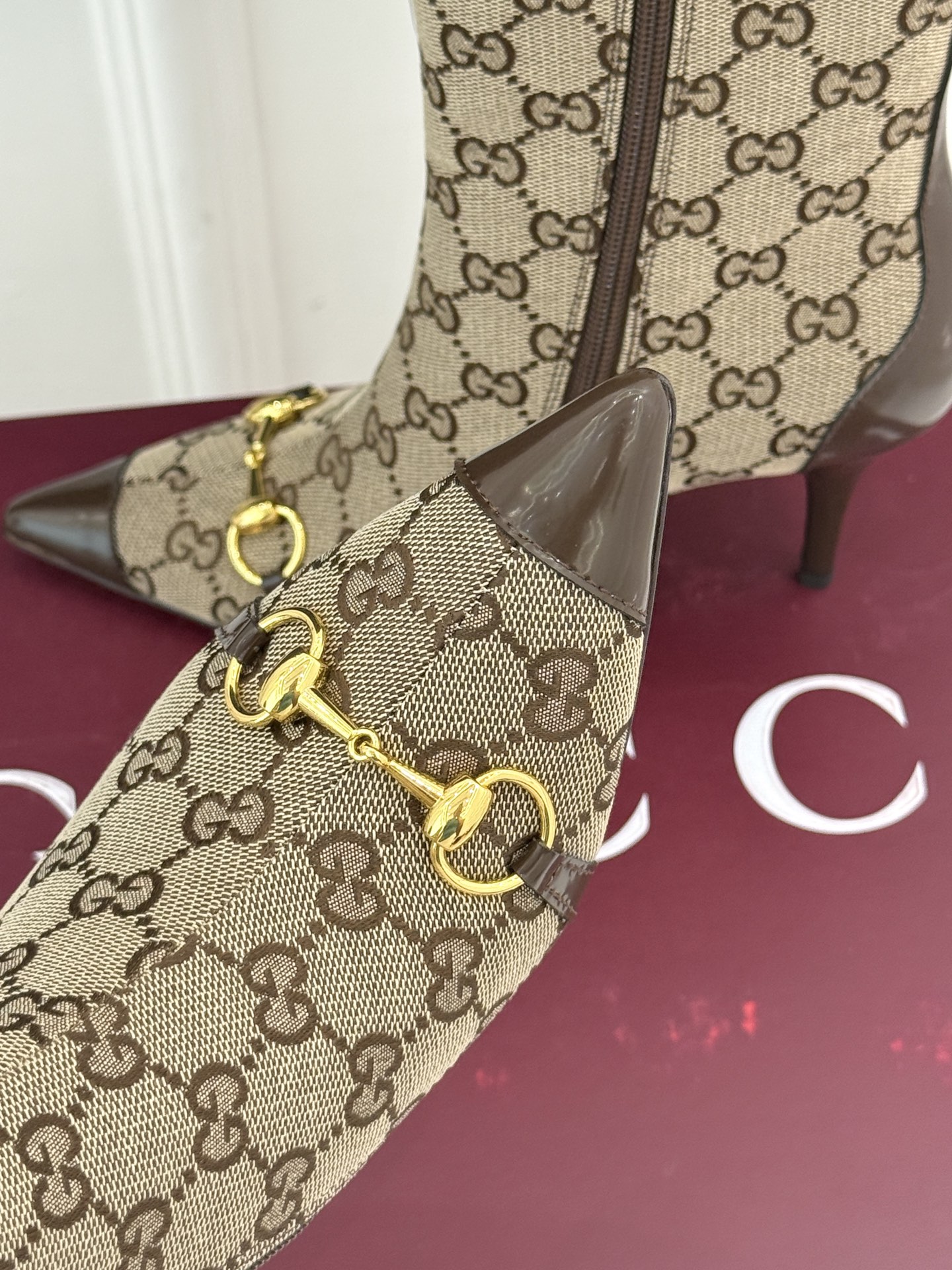 Gucci/古驰26WF新品马衔扣 老花尖头金属跟高跟短靴 双G老花铺陈复古肌理 金属马衔扣经典回归 尖头剪裁衬脚型纤细 Gucci/古驰26WF新品马衔扣 老花尖头金属跟高跟短靴 双G老花铺陈复古肌理 金属马衔扣经典回归 尖头剪裁衬脚型纤细