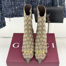 Gucci/古驰26WF新品马衔扣 老花尖头金属跟高跟短靴 双G老花铺陈复古肌理 金属马衔扣经典回归 尖头剪裁衬脚型纤细 Gucci/古驰26WF新品马衔扣 老花尖头金属跟高跟短靴 双G老花铺陈复古肌理 金属马衔扣经典回归 尖头剪裁衬脚型纤细