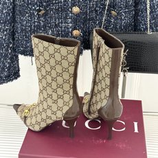 Gucci/古驰26WF新品马衔扣 老花尖头金属跟高跟短靴 双G老花铺陈复古肌理 金属马衔扣经典回归 尖头剪裁衬脚型纤细 Gucci/古驰26WF新品马衔扣 老花尖头金属跟高跟短靴 双G老花铺陈复古肌理 金属马衔扣经典回归 尖头剪裁衬脚型纤细