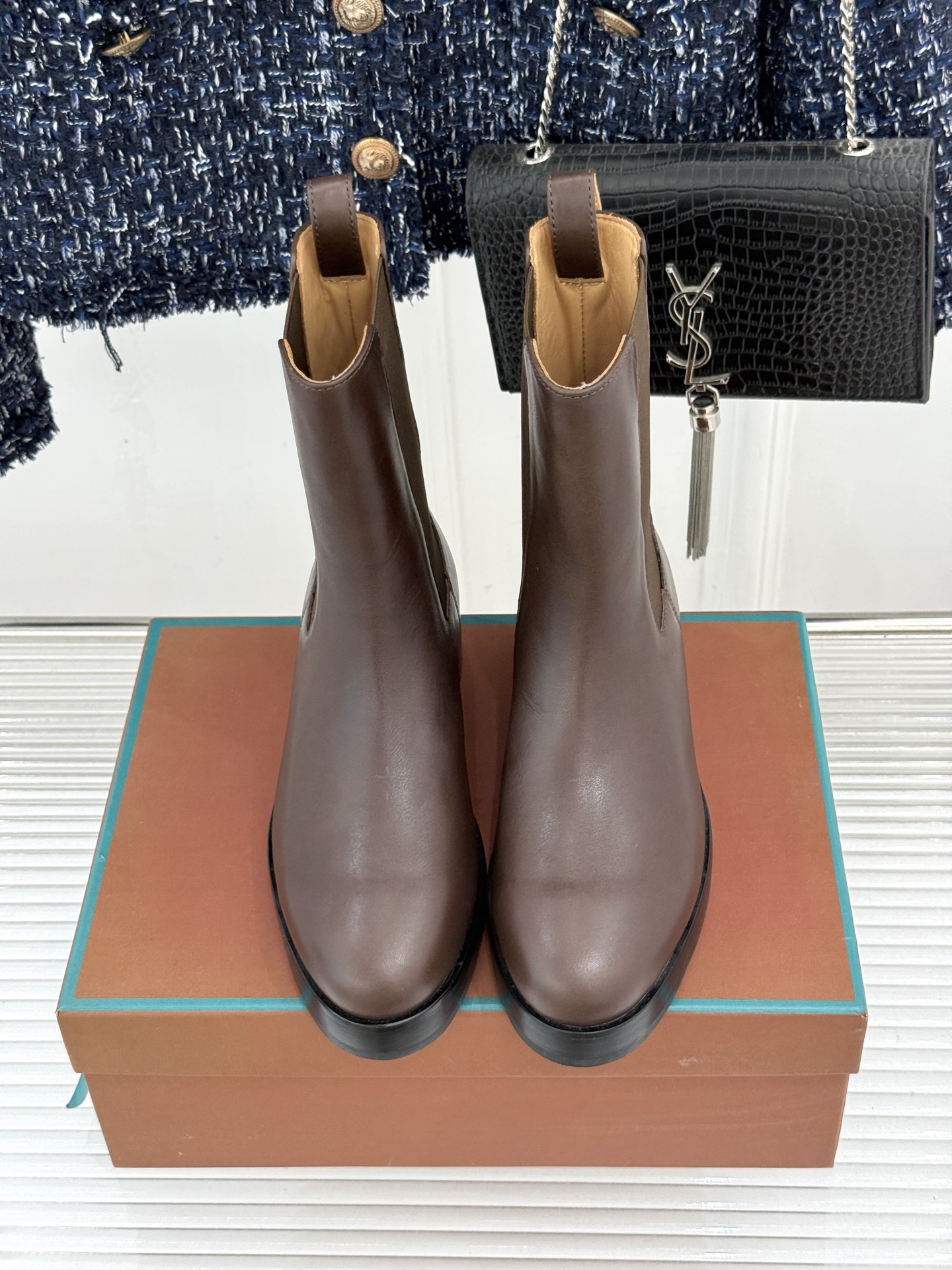 Loro Piana/lp🌾26WF秋冬新品复古 极简切尔西短靴 这款短靴以“隐奢美学”重塑日常格调 让每一步都成为低调