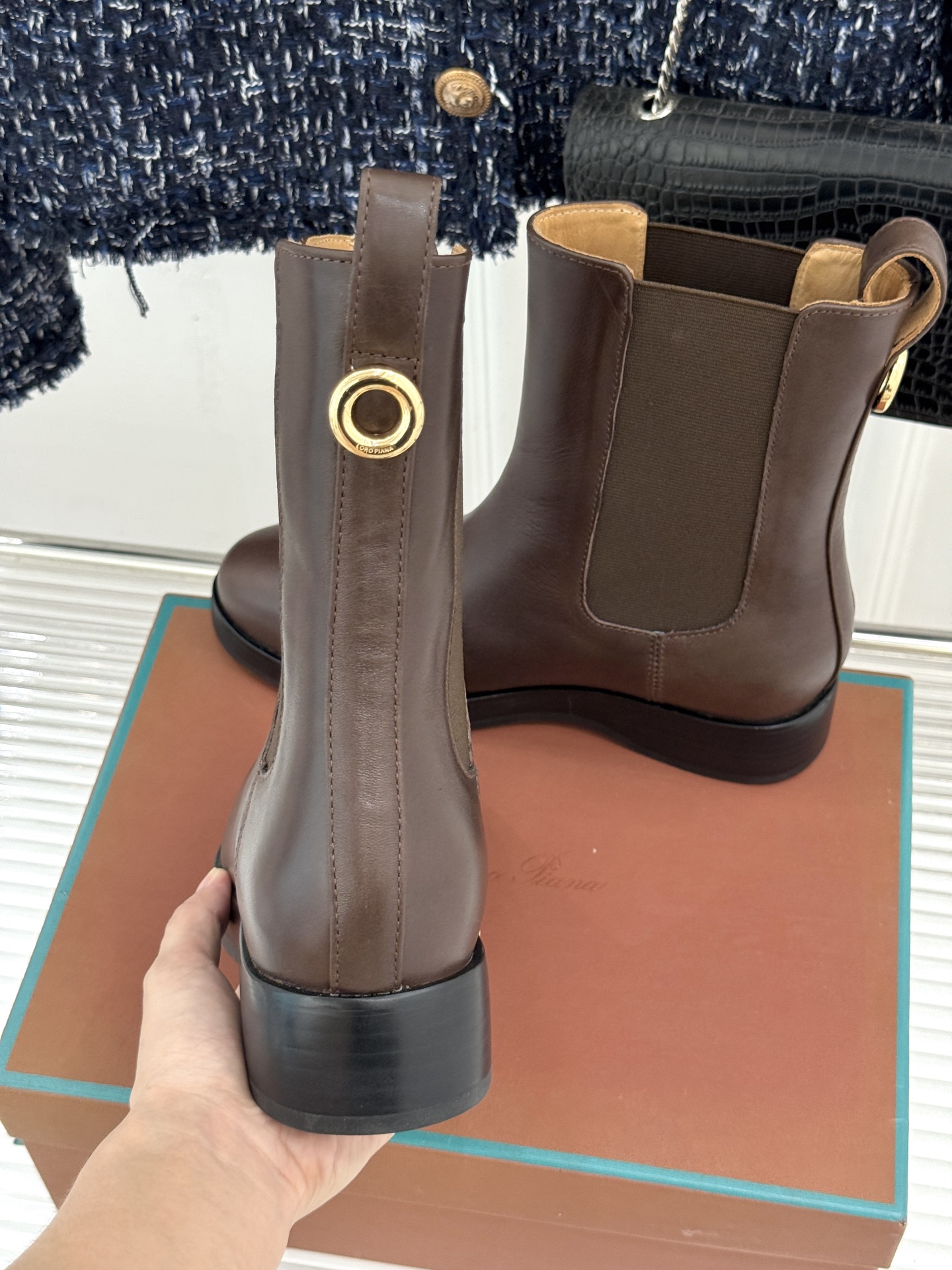 Loro Piana/lp🌾26WF秋冬新品复古 极简切尔西短靴 这款短靴以“隐奢美学”重塑日常格调 让每一步都成为低调